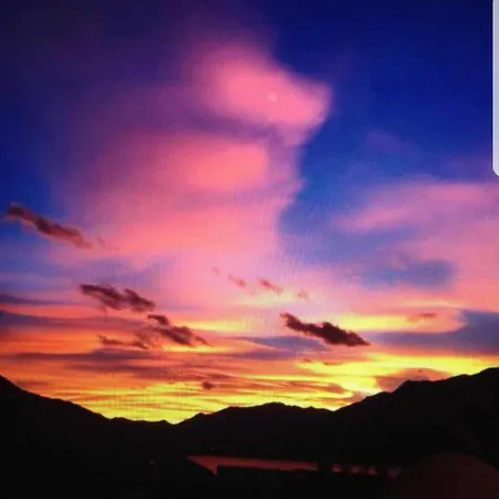 Tuerkisfarbenes Haus Mit Fantastischer Aussicht Vercana